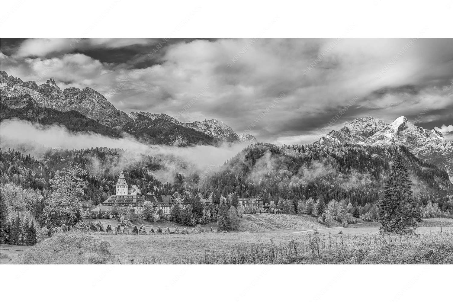 Wie im Märchen liegt das Schloss, umgeben von Wald und unzähligen Gipeln - Elmau_2zu1_sw - mehr Infos bei www.Kriner-Weiermann.de