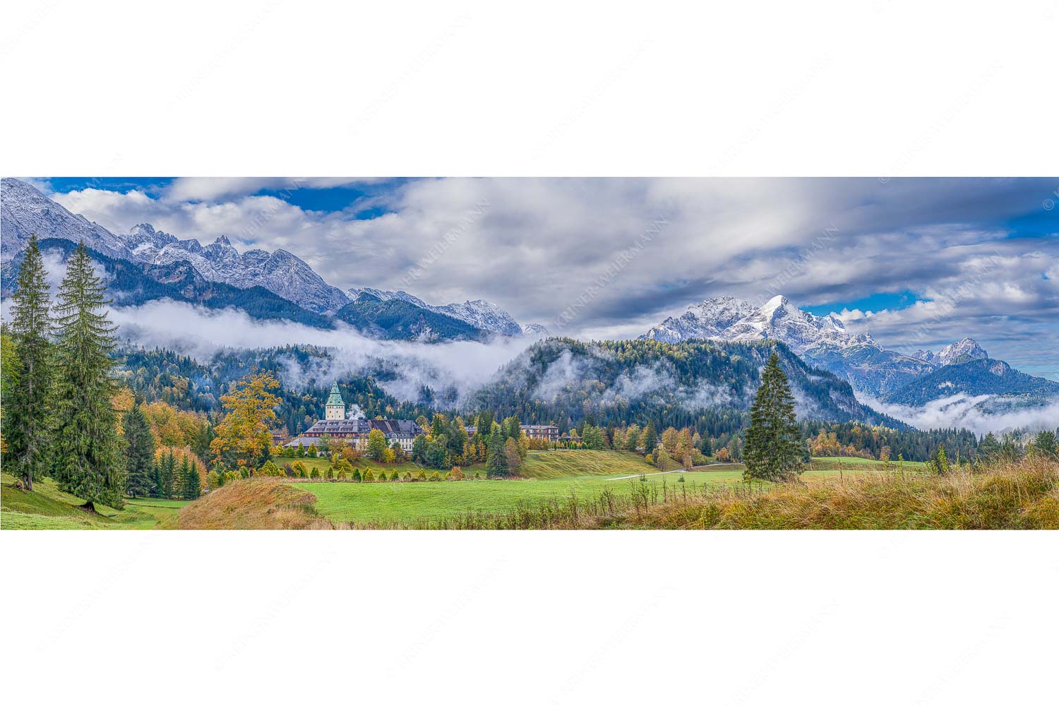 Wie im Märchen liegt das Schloss, umgeben von Wald und unzähligen Gipeln - Elmau_3zu1 - mehr Infos bei www.Kriner-Weiermann.de