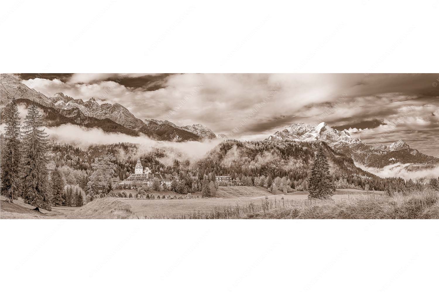 Wie im Märchen liegt das Schloss, umgeben von Wald und unzähligen Gipeln - Elmau_3zu1_sepia - mehr Infos bei www.Kriner-Weiermann.de