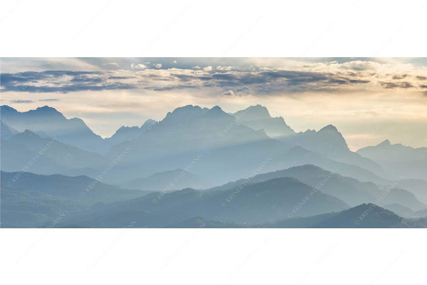 Traumhafte Abendstimmung in den unzähligen Gipfeln des Wetterstein- und Zugspitzmassivs - Heimatsilhouetten_25zu1 - mehr Infos bei www.Kriner-Weiermann.de
