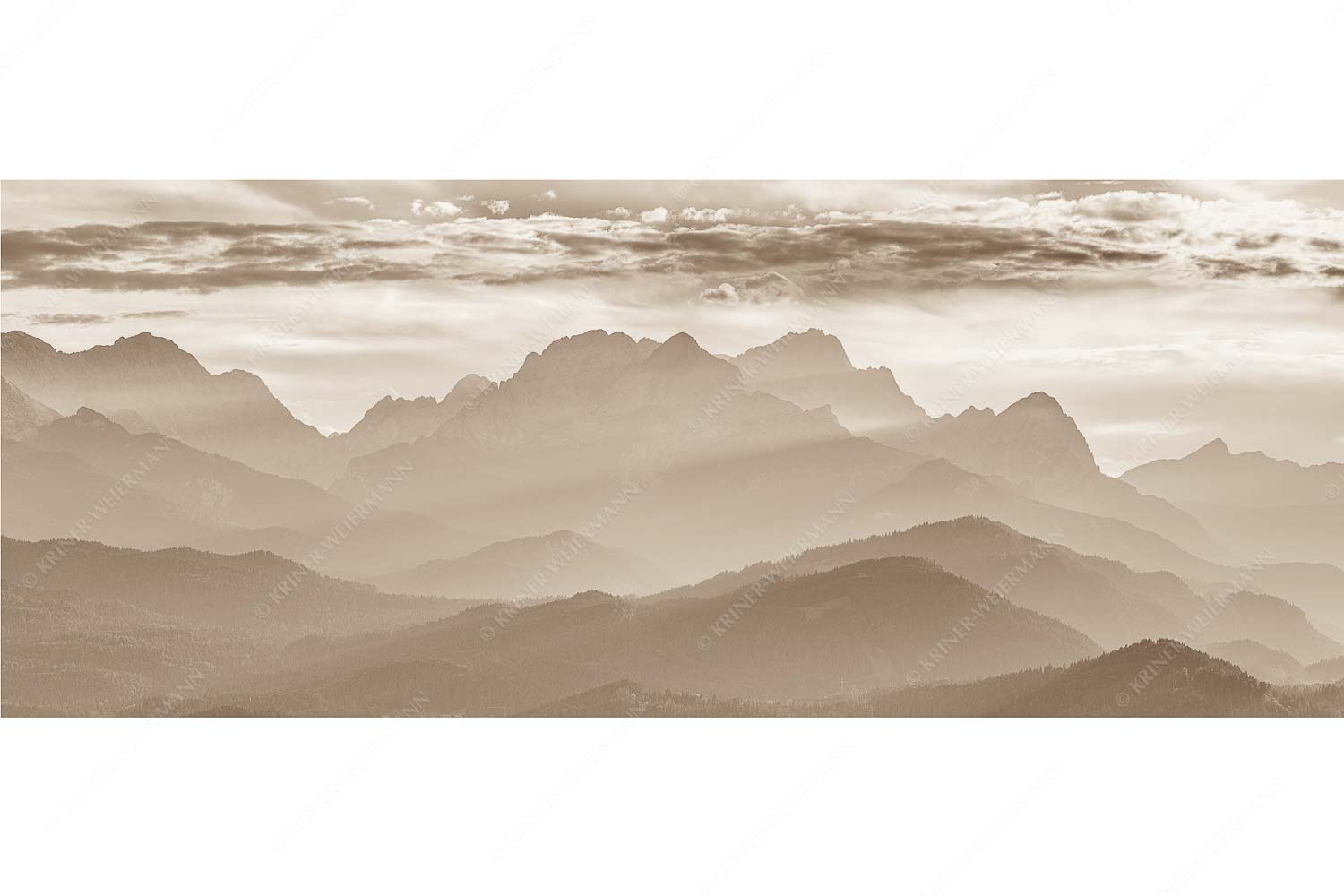 Traumhafte Abendstimmung in den unzähligen Gipfeln des Wetterstein- und Zugspitzmassivs - Heimatsilhouetten_25zu1_sepia - mehr Infos bei www.Kriner-Weiermann.de
