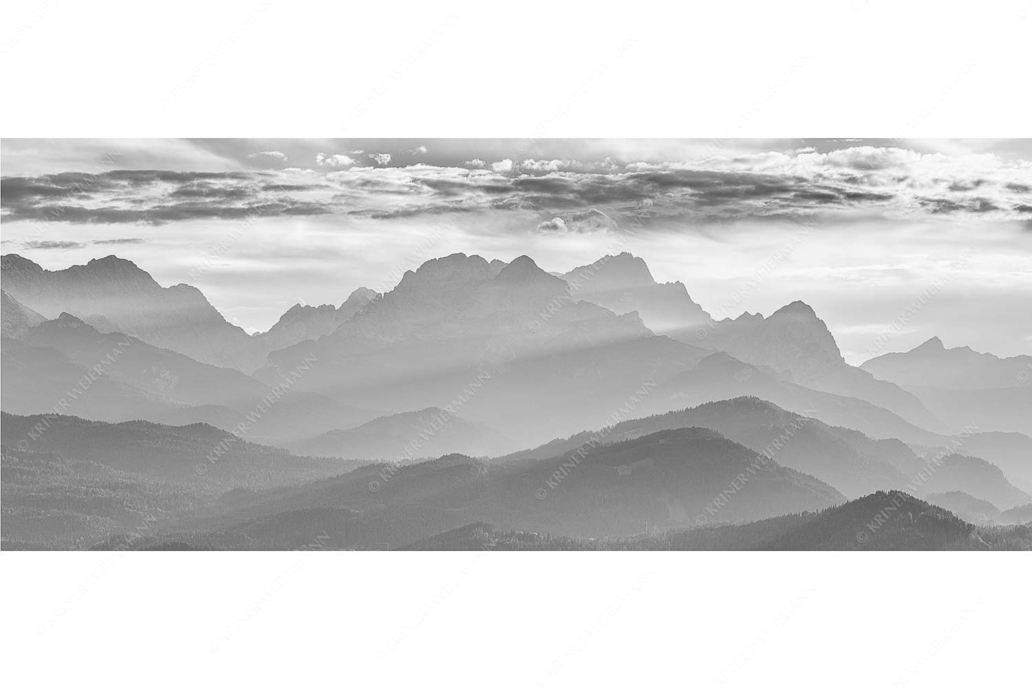 Traumhafte Abendstimmung in den unzähligen Gipfeln des Wetterstein- und Zugspitzmassivs - Heimatsilhouetten_25zu1_sw - mehr Infos bei www.Kriner-Weiermann.de