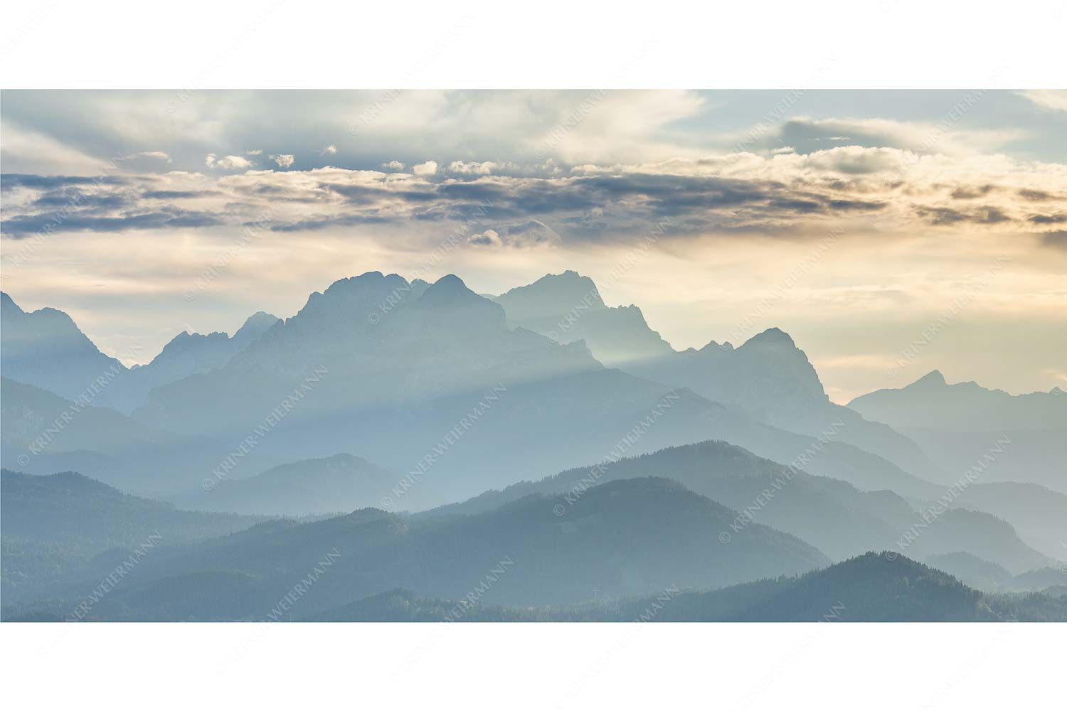 Traumhafte Abendstimmung in den unzähligen Gipfeln des Wetterstein- und Zugspitzmassivs - Heimatsilhouetten_2zu1 - mehr Infos bei www.Kriner-Weiermann.de