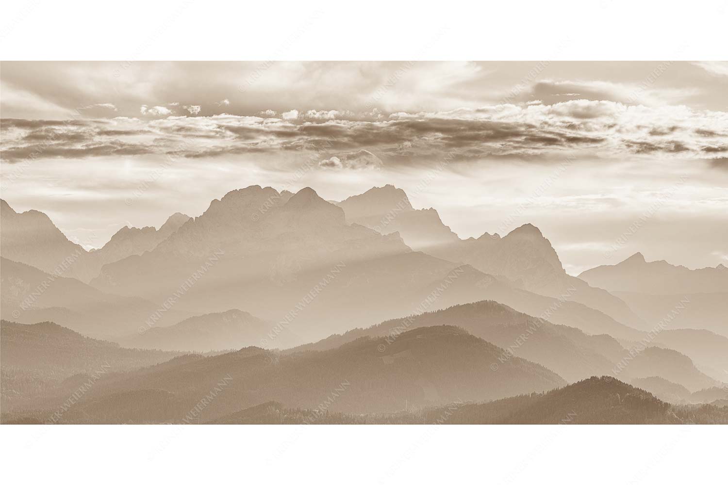 Traumhafte Abendstimmung in den unzähligen Gipfeln des Wetterstein- und Zugspitzmassivs - Heimatsilhouetten_2zu1_sepia - mehr Infos bei www.Kriner-Weiermann.de