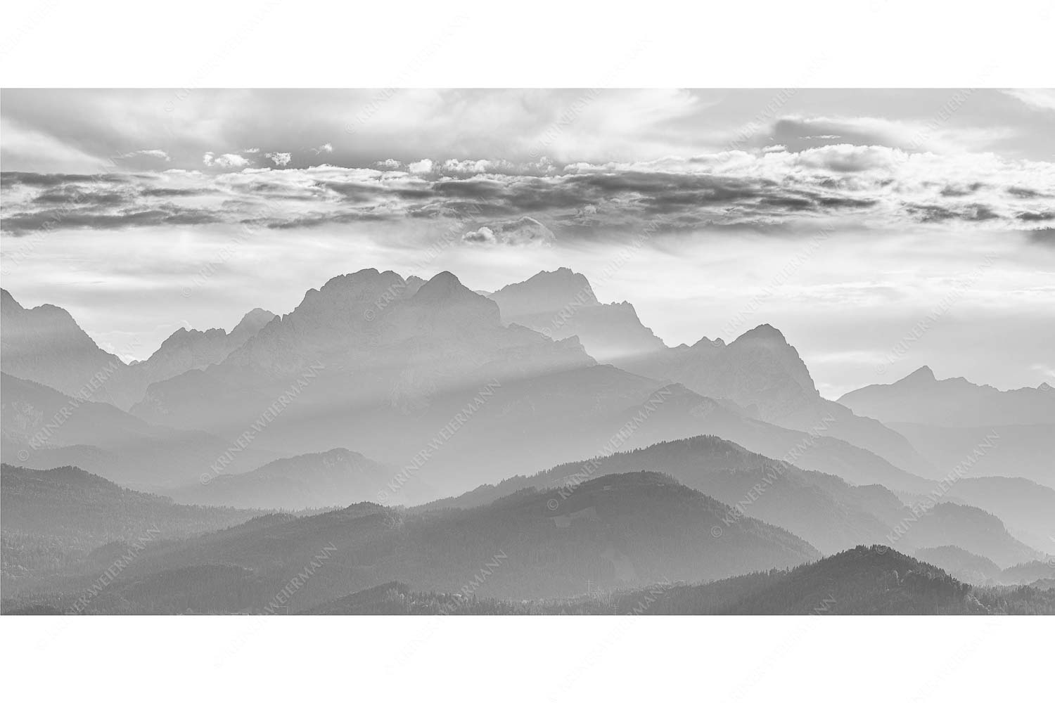 Traumhafte Abendstimmung in den unzähligen Gipfeln des Wetterstein- und Zugspitzmassivs - Heimatsilhouetten_2zu1_sw - mehr Infos bei www.Kriner-Weiermann.de