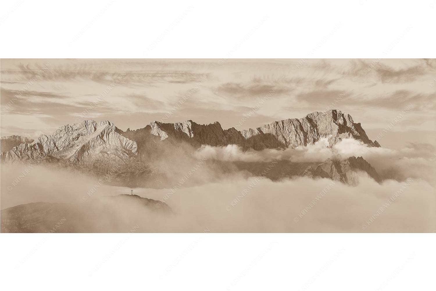 Nur das Gipfelkreuz vom Bischof ragt heraus mit den Gipeln von Alpspitze und Zugspitze - Sanfter Morgen_25zu1_sepia - mehr Infos bei www.Kriner-Weiermann.de