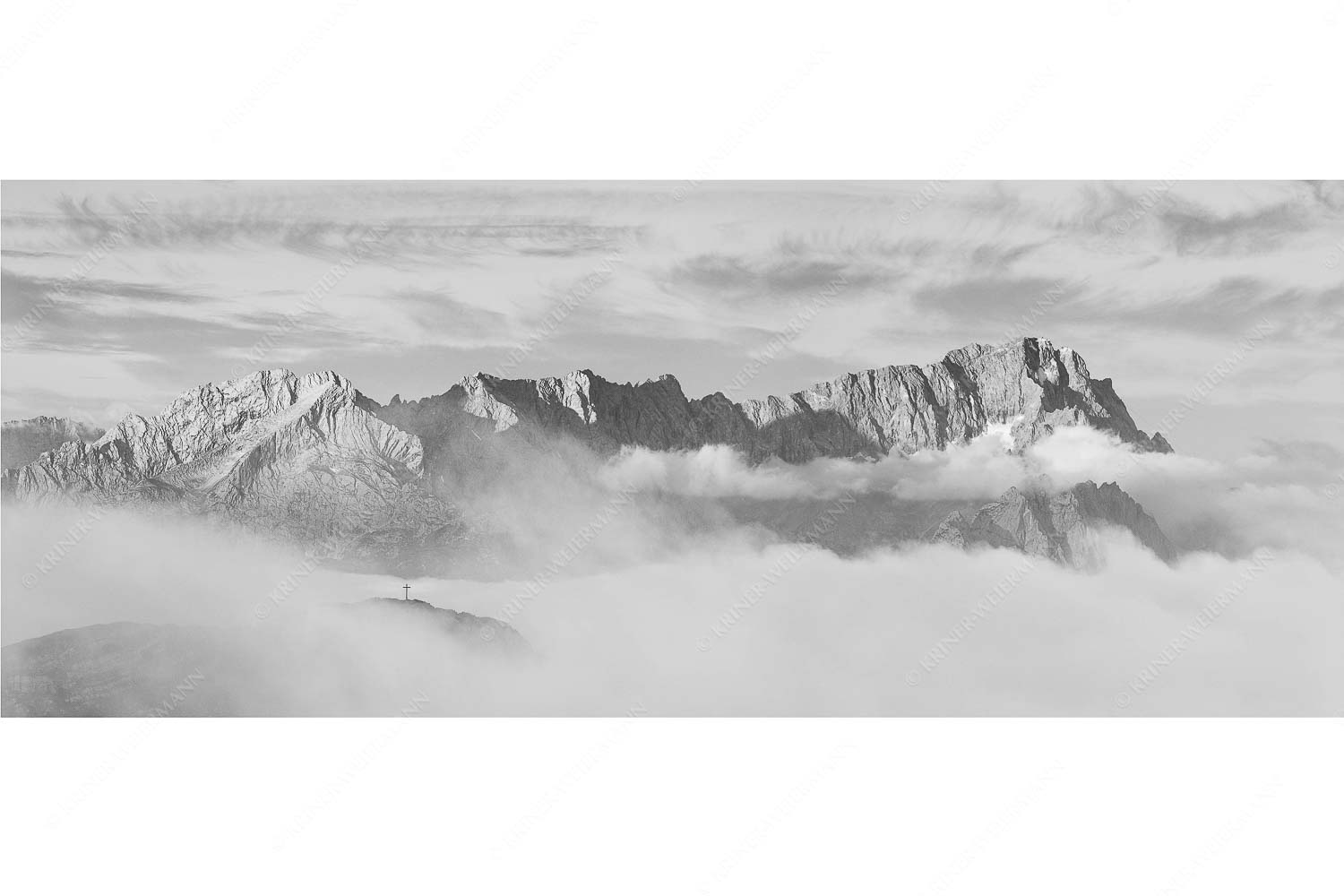 Nur das Gipfelkreuz vom Bischof ragt heraus mit den Gipeln von Alpspitze und Zugspitze - Sanfter Morgen_25zu1_sw - mehr Infos bei www.Kriner-Weiermann.de