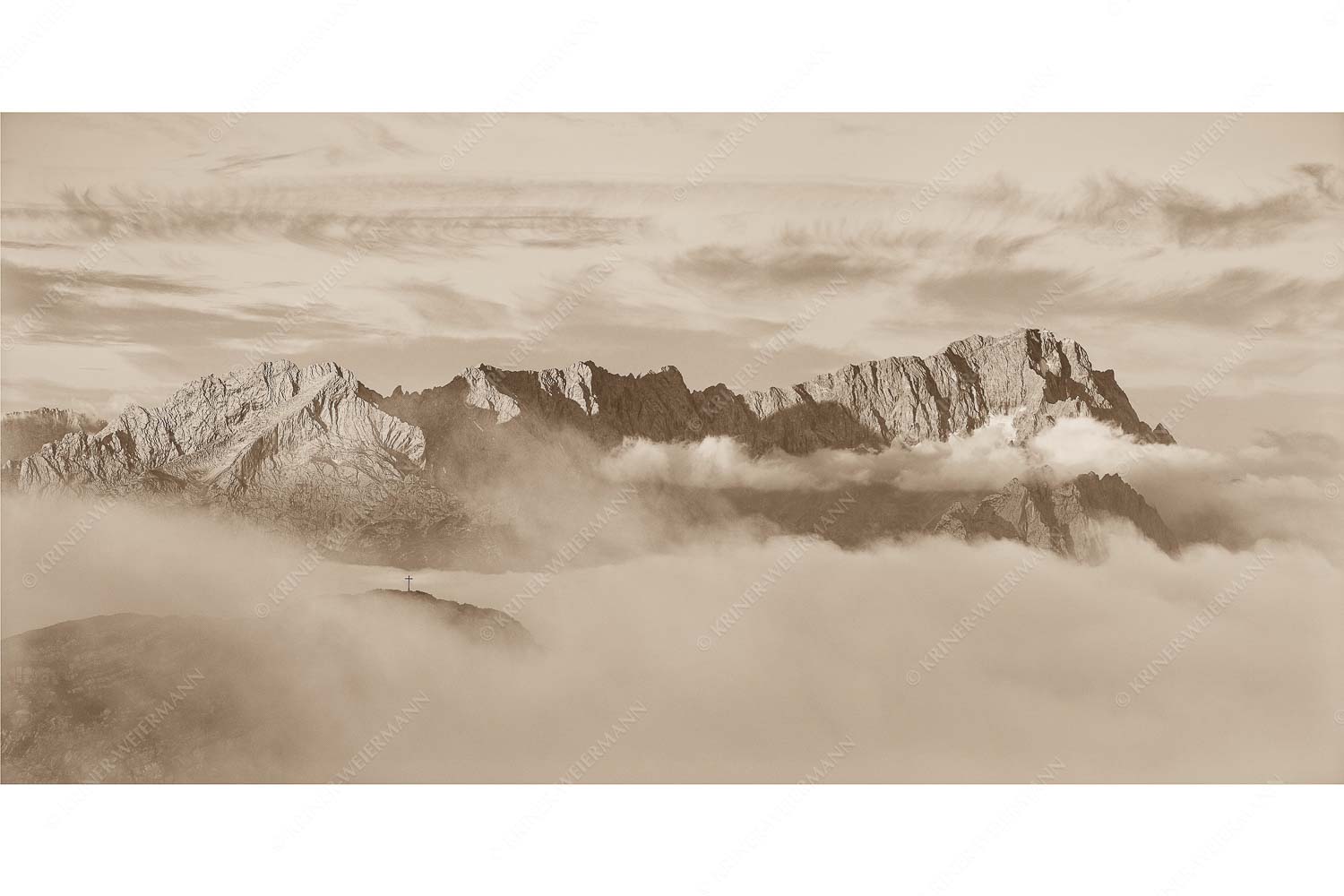 Nur das Gipfelkreuz vom Bischof ragt heraus mit den Gipeln von Alpspitze und Zugspitze - Sanfter Morgen_2zu1_sepia - mehr Infos bei www.Kriner-Weiermann.de