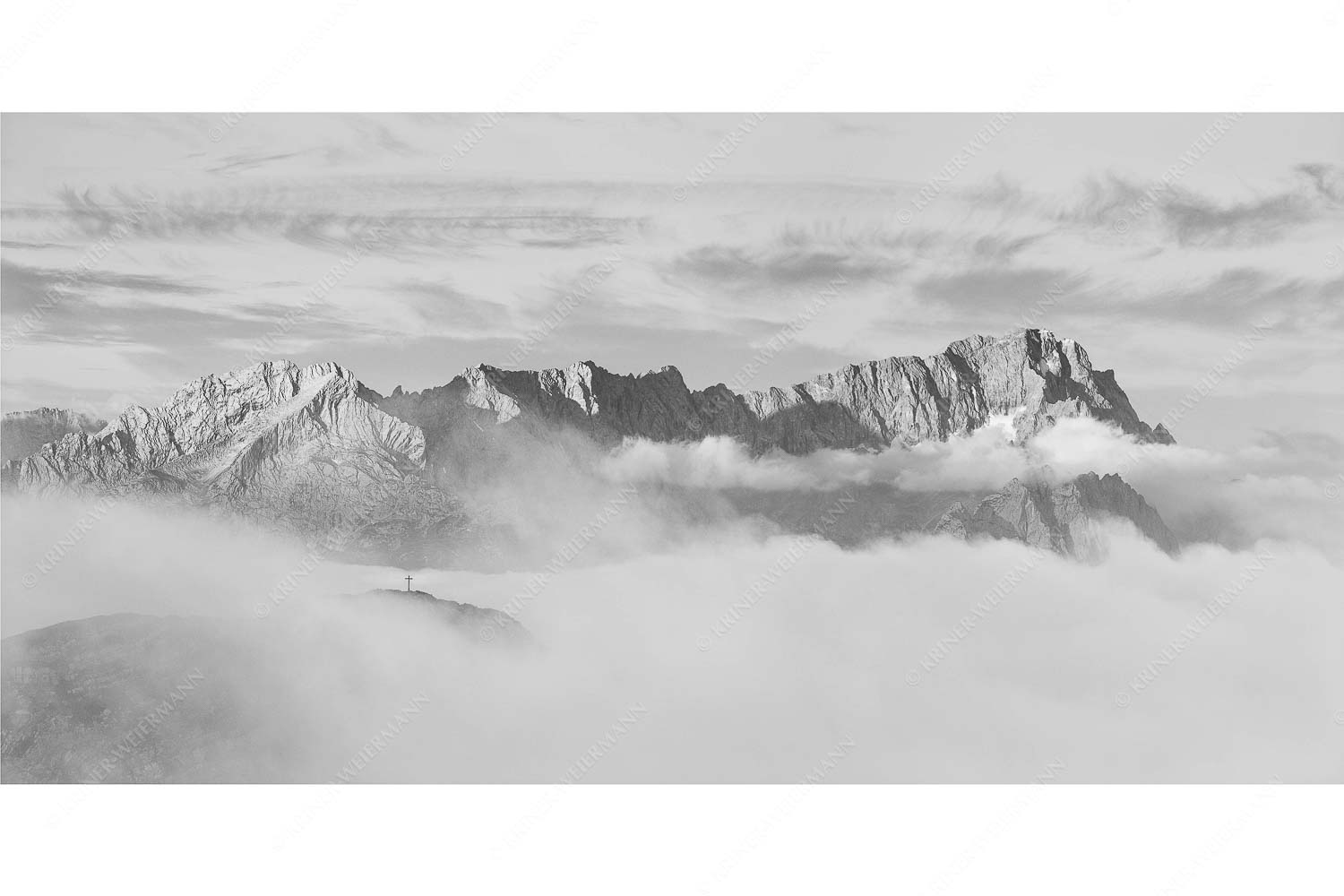 Nur das Gipfelkreuz vom Bischof ragt heraus mit den Gipeln von Alpspitze und Zugspitze - Sanfter Morgen_2zu1_sw - mehr Infos bei www.Kriner-Weiermann.de