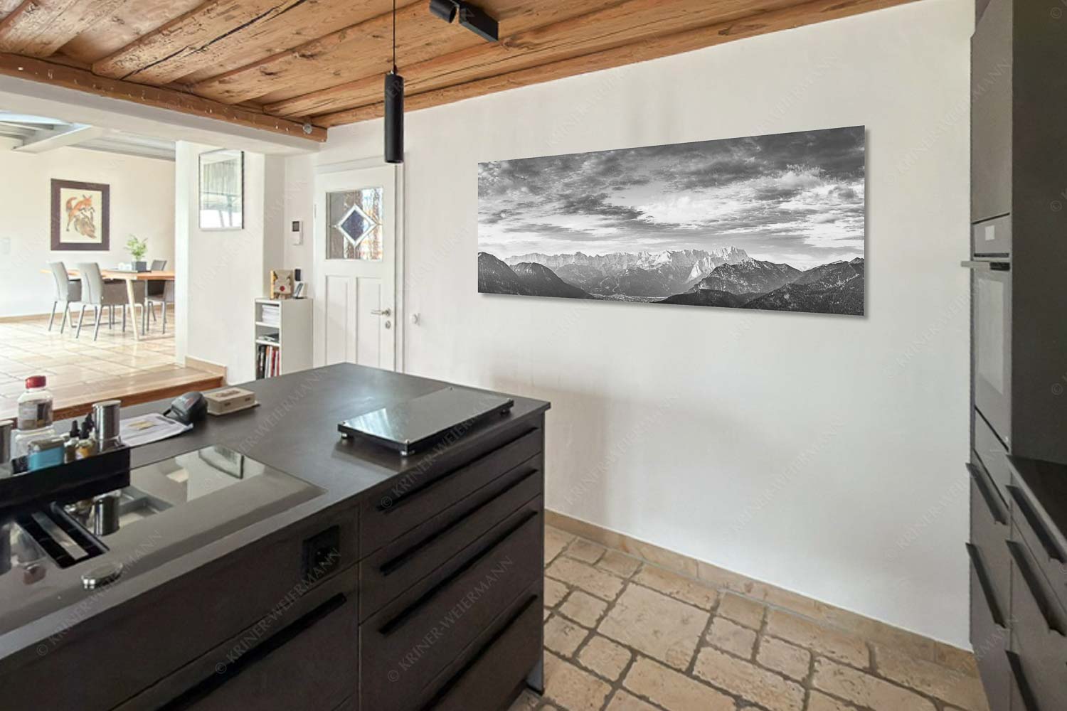 Blick über Garmisch-Partenkirchen und Kramer zum Zugspitzmassiv - Küche=1 Der Himmel tut sich auf-Garmisch-Partenkirchen mit Wetterstein 3:1 sw - mehr Infos bei www.Kriner-Weiermann.de
