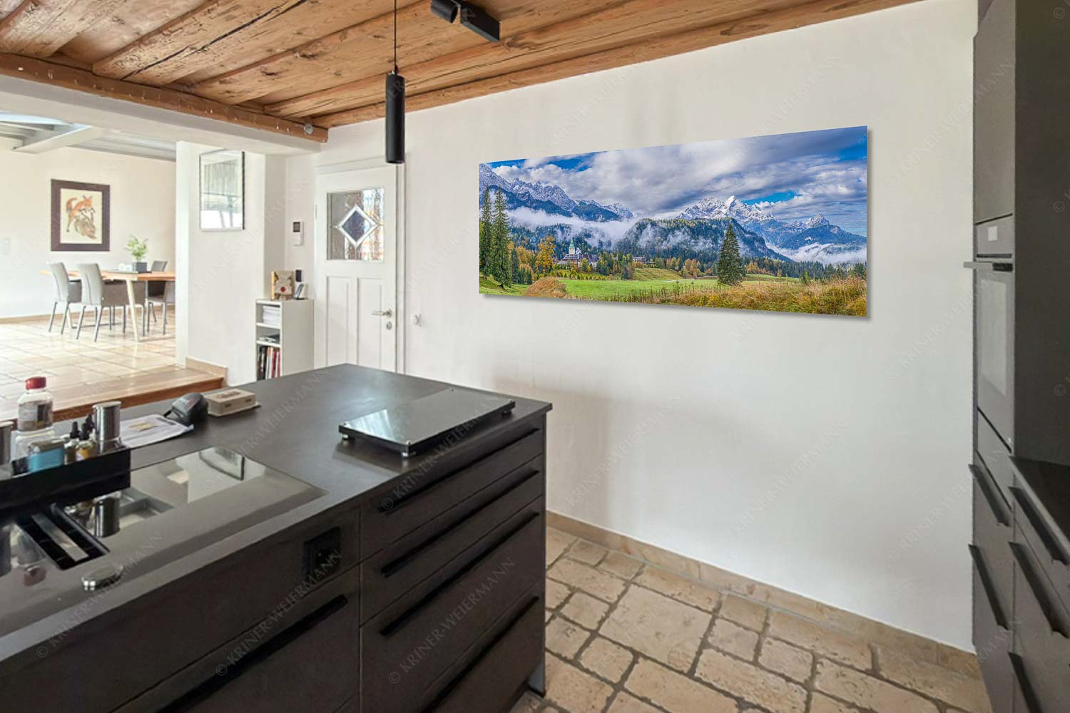 Wie im Märchen liegt das Schloss, umgeben von Wald und unzähligen Gipeln - Küche=1 Elmau-Schloss Elmau im Wetterstein 3:1 - mehr Infos bei www.Kriner-Weiermann.de