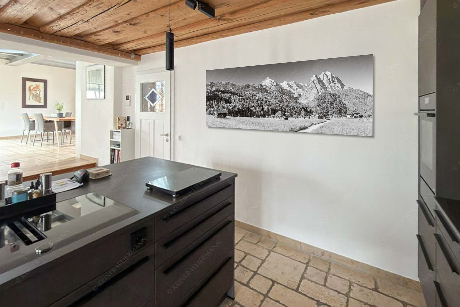 Blick über den Hammersbacherweg auf die Alpspitze und Waxensteine im Wettersteingebirge - Küche=1 Wahrzeichen-Garmisch-Partenkirchen mit Alpspitze 3:1 sw - mehr Infos bei www.Kriner-Weiermann.de